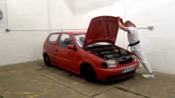Ryu is helemaal klaar met zijn VW Polo en maakt er eigenhandig oud ijzer van