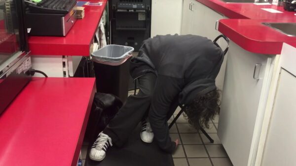 Kassamedewerker heeft stiekem ergens van zitten snoepen en is zo high als een Vlaamse papegaai