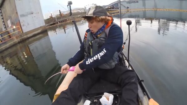 Toevallig wel eens een joekel van een vis binnengehaald met een Barbie-hengel?