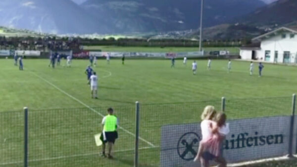 Ondertussen, bij de lokale voetbalwedstrijd