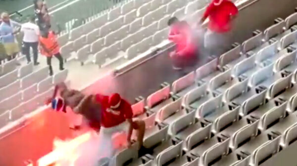 Hoolie van FC Köln knikkert van de balustrade tijdens rellen met OGC Nice