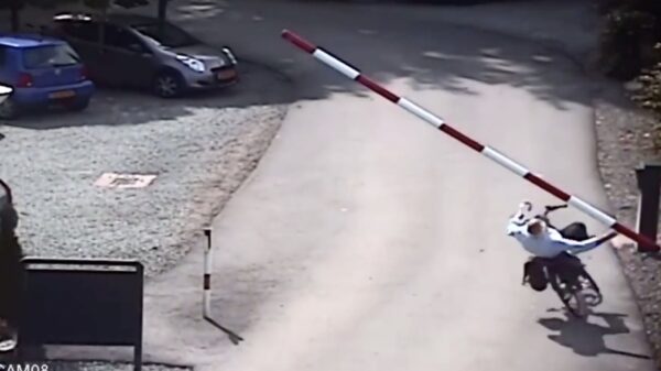 Opa wordt keihard gevloerd door een asociale slagboom