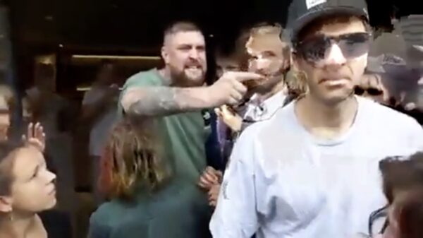 Man gaat los op Deens dierenactivisten die ingang van de McDonald's blokkeren