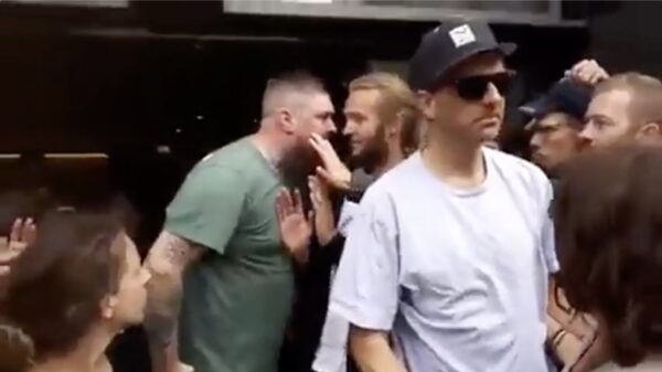 Man gaat los op Deens dierenactivisten die ingang van de McDonald's blokkeren