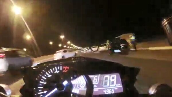 Motorrijder heeft haast en jankt met hoge snelheid door verkeerscontrole