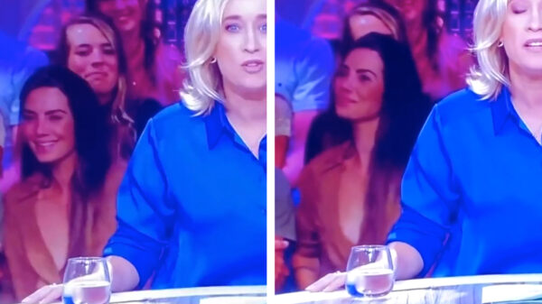 Vrouw in het publiek heeft een ongelukkig momentje tijdens uitzending van Jinek