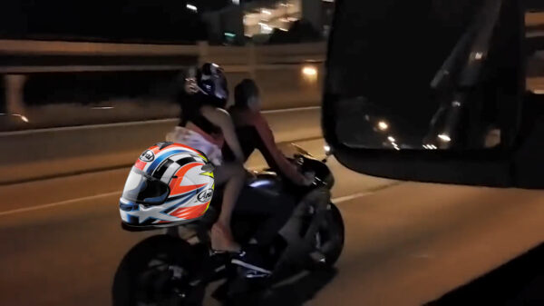 Misschien dat dit net iets te luchtig gekleed is tijdens een ritje achterop de motor