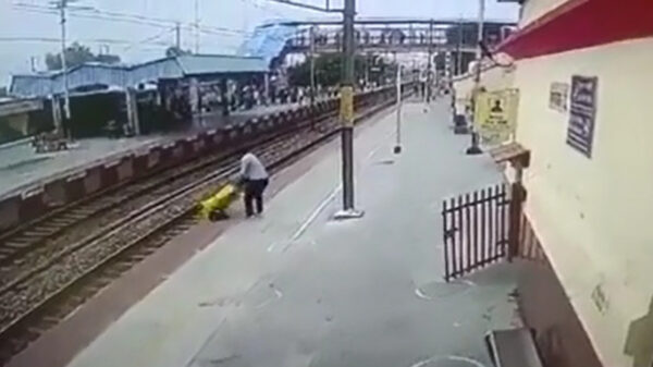 Held redt vrouw van treinrails, alleen is ze behoorlijk hardleers