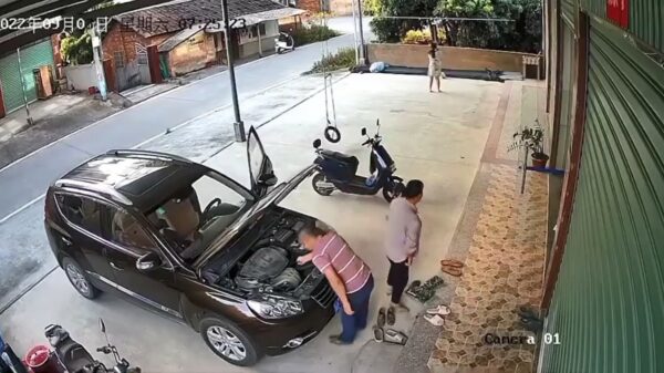 Final Destination wanneer amateurmonteur aan zijn auto sleutelt