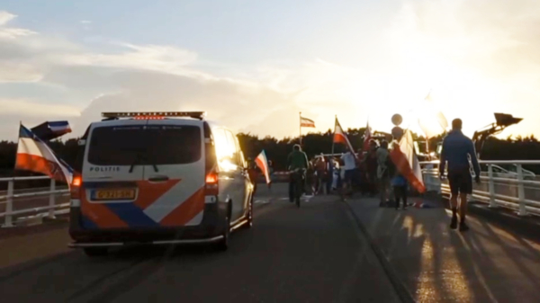 15 politiebusjes opgetrommeld om demonstranten bij Den Hoorn naar huis te schoppen