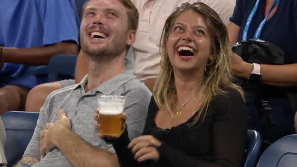 Appetijtelijke toeschouwer trakteert zichzelf op een bierdouche tijdens de US Open