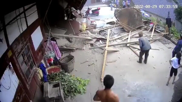 Close calletje voor oma die nét niet omver wordt gekegeld door een rotsblok