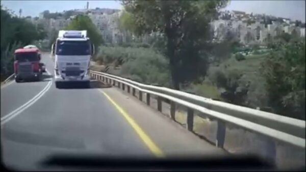 Autobestuurder kan schone onderbroek aantrekken na close call met vrachtwagen