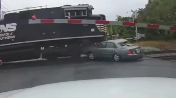 Amerikaanse dame weet haar auto precies tussen de slagbomen te parkeren