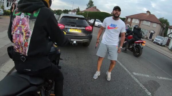 Opgefokte psychopaat mept motorrijder met een hamer tijdens road rage