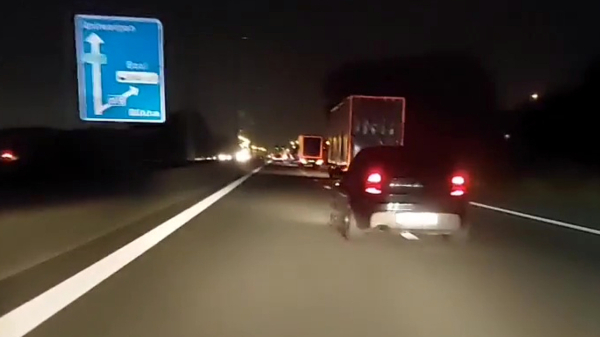 Kansloze Belgische bestuurder doet compleet krankzinnige inhaalactie