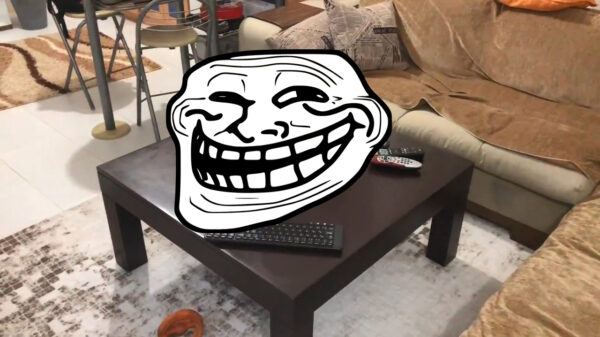 Huisgenoot betrapt smerige joekel tijdens het fappen in de woonkamer