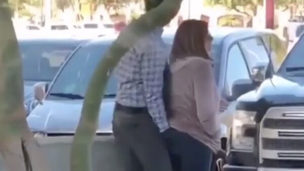 Mama's oude doos onderging midden op straat een nauwkeurige inspectie