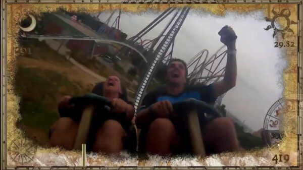 Man met bizarre reflexen vangt telefoon van andere passagier in achtbaan