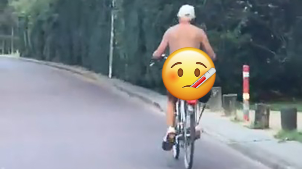 Zonnebankbruine opa gaat even in zijn stringetje een lekker stukje fietsen