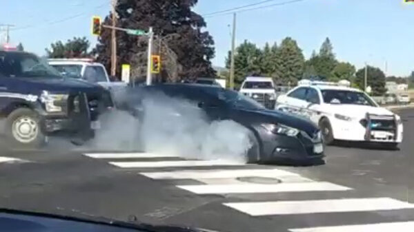 Toeschouwer krijgt extreme close-up van door politie achtervolgde auto