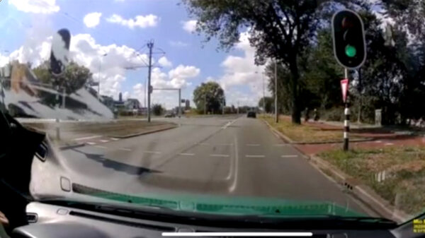 Ultieme karma voor automobilist die vol gas via de linker afslag wil inhalen