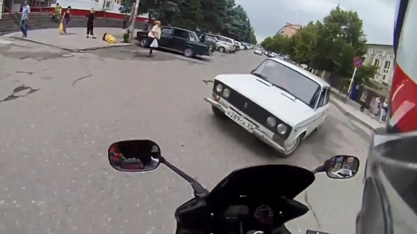 Russische motorrijder komt er pijnlijk achter hoe stug Lada's zijn