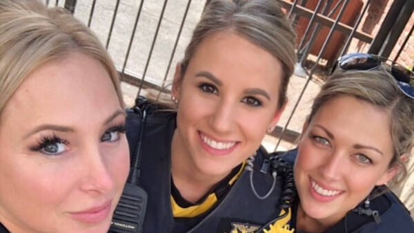 Door deze knappe agentes willen wij wel gearresteerd worden