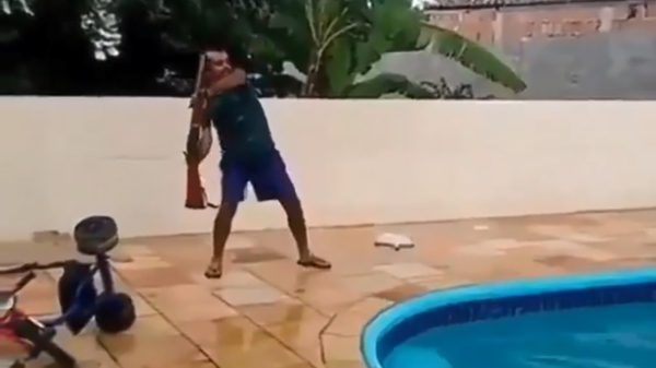 Zwembad-terrorist komt erachter dat zijn geweer flink wat terugslag heeft