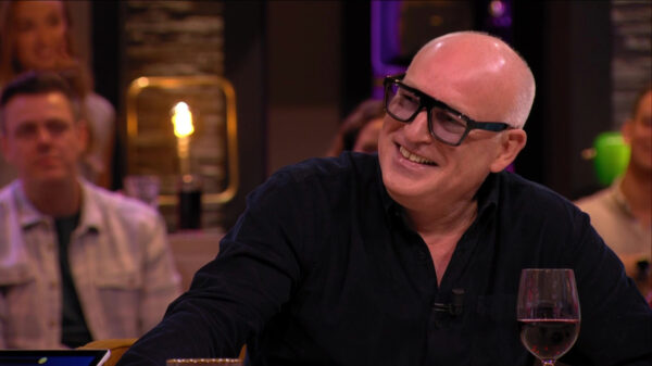 Van der Gijp deelt schaamteloos verhaal over die keer dat 'ie thuis in zijn blote lus rondliep