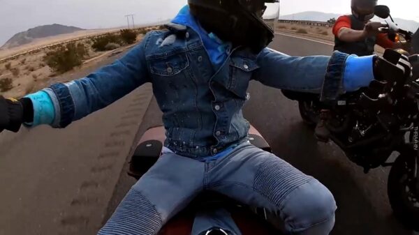 Motorrijder krijgt van Hells Angels een trap na als hij ze voorbij wil rijden