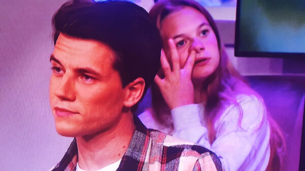 De borrelhapjes bij Jinek waren blijkbaar niet genoeg voor deze hongerige dame