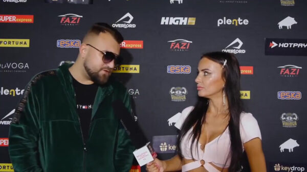 MMA-vechter poft Youtuber kogelhard op zijn neus tijdens interview