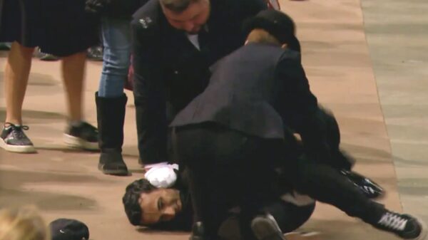 Man aangehouden die heul graag met de kist van koningin Elizabeth wilde knuffelen