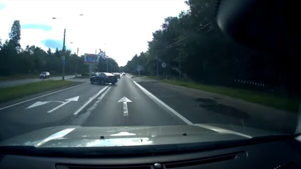 Knuppel klapt hard tegen hoogspanningsmast tijdens een straatrace