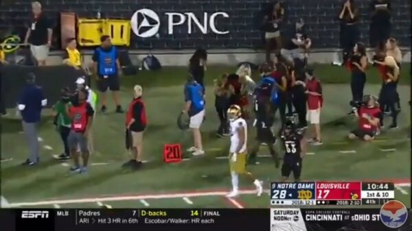 Cheerleader krijgt football keihard tegen haar porem