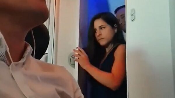 Stelletje wordt betrapt in het vliegtuig en zijn gezicht spreekt boekdelen