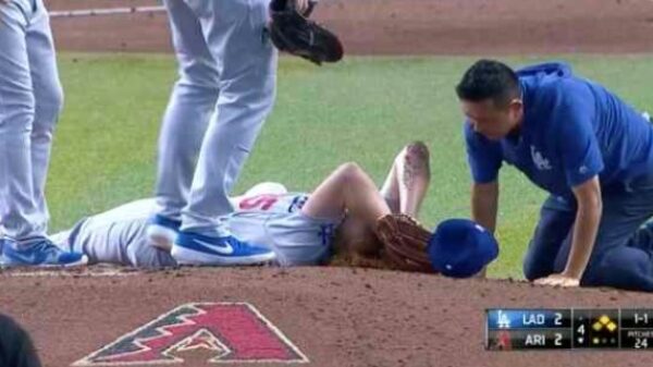 Pitcher krijgt gemepte honkbal keihard voor zijn bakkes