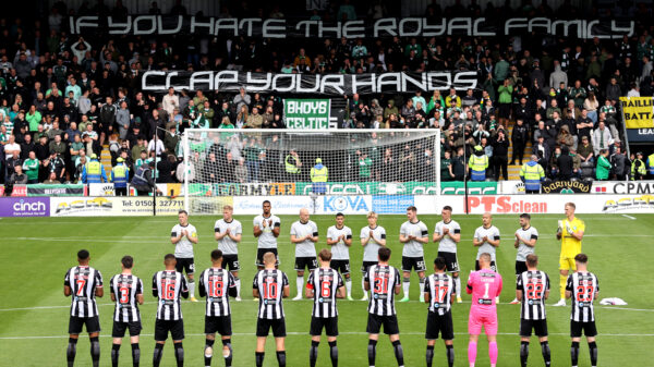 Respectloze fans van Celtic verstoren eerbetoon Elizabeth: "If you hate the royal family clap your hands!"