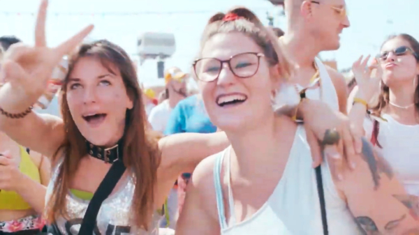 Hij is er hoor: de ongegeneerde Kamping Kitsch Club 2019 aftermovie!