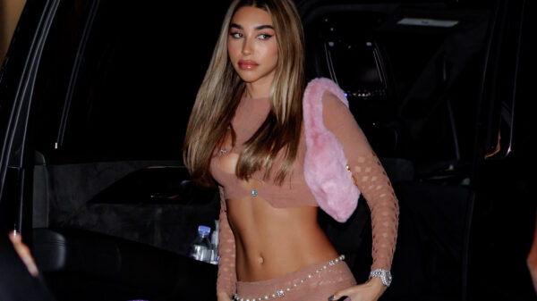 Klein *OEPS*-momentje voor Chantel Jeffries bij de premiere van 'Amsterdam'