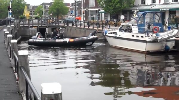 Bootje keren in de gracht blijkt toch nog niet zo makkelijk