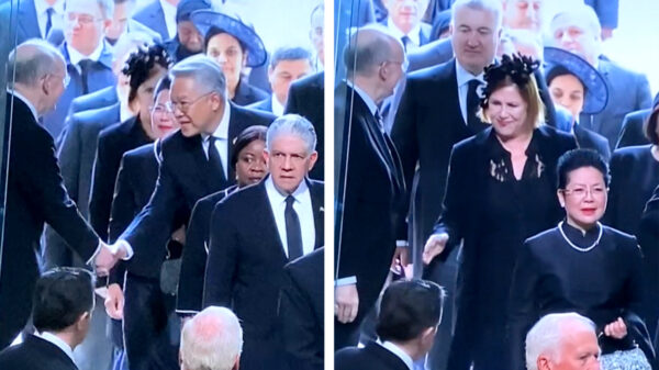 Vrouw tijdens begrafenis Elizabeth keihard genegeerd door welkomstcomité