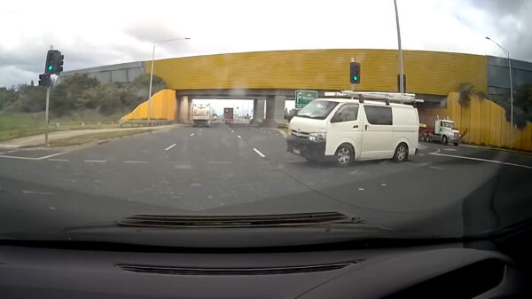 Ondertussen in Australië: Stevie Wonder klapt vol op busje dat door rood rijdt