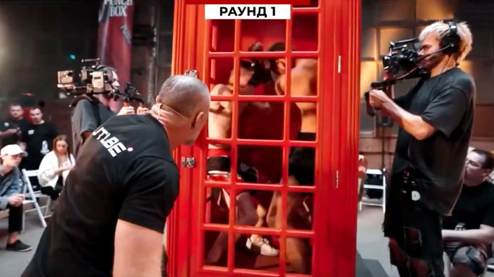 Dit verzinnen ze alleen in Rusland: keihard knokken in een telefooncel