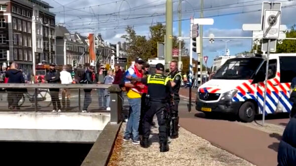 Opgefokte demonstrant gearresteerd die op Prinsjesdag een agent in zijn gezicht spuugt
