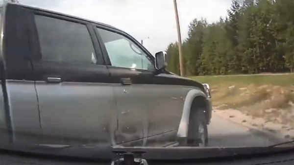 Russische pickup-truck leert dat je moedertje Karma niet moet afsnijden
