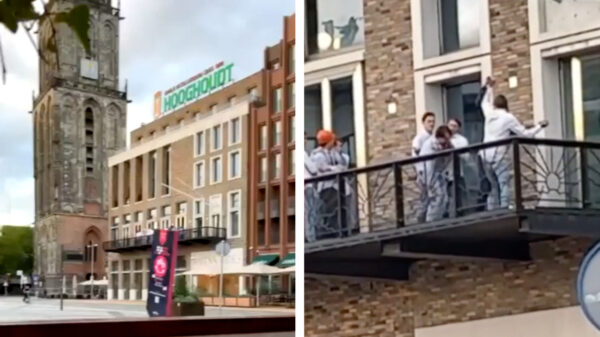 Egbert-Jan en Roderick op het balkon van Vindicat met elkaar op de vuist