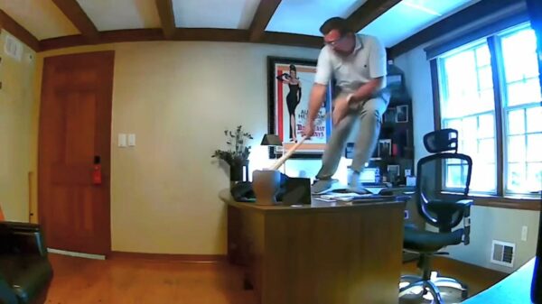 Conference call wordt bruut onderbroken door hondsdolle eekhoorn