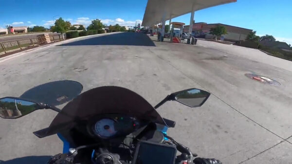 Deze motorrijder heeft de allerbeste timing die je deze eeuw gaat zien